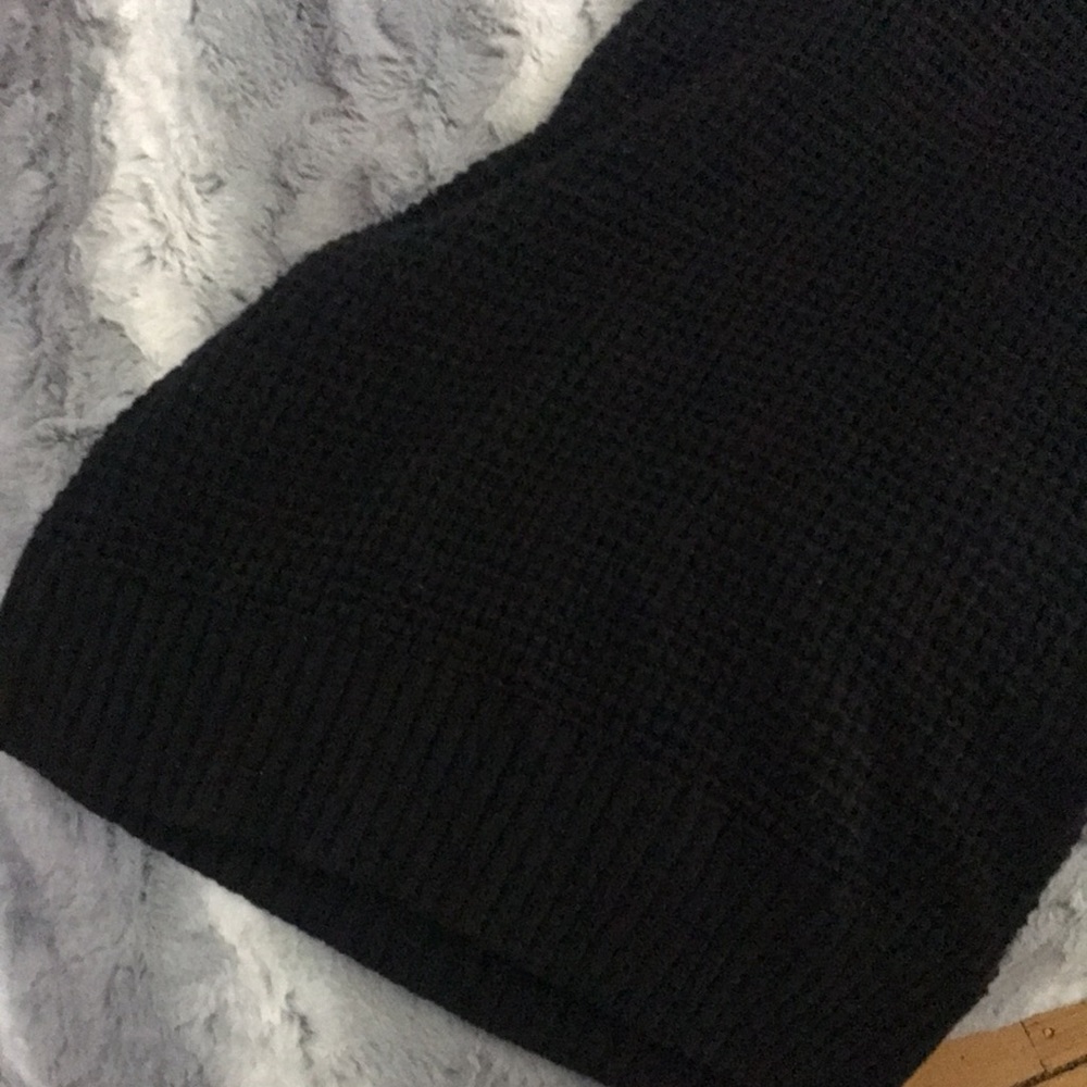 2/14$!  Body con sweater dress. Hits at knee. V neck - Picture 4 of 4
